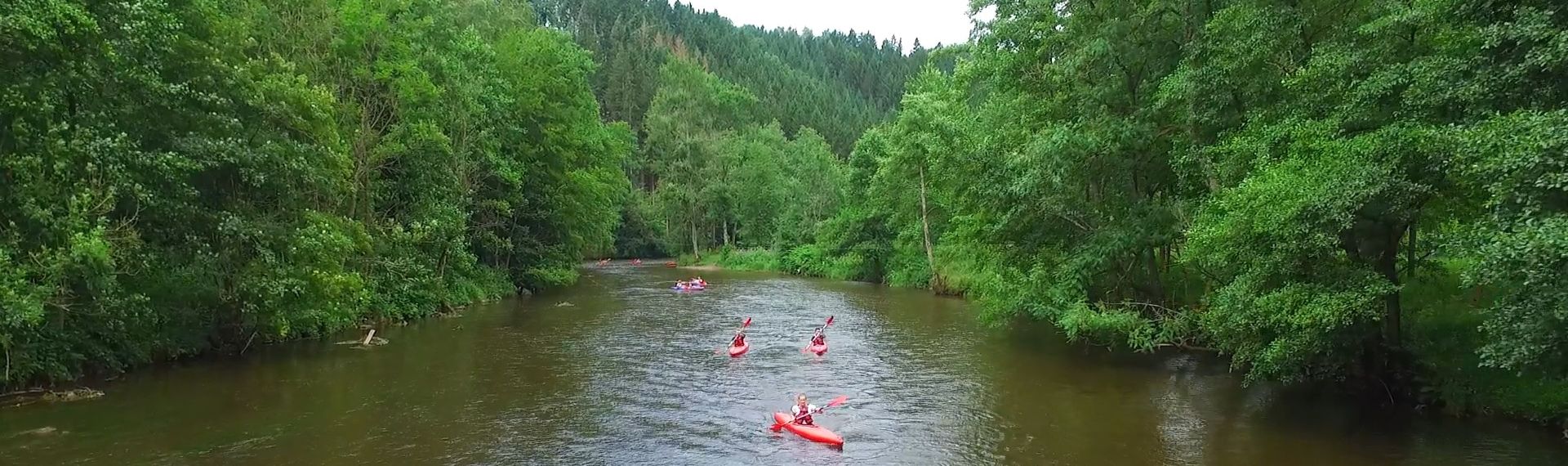 Kajakken op de rivier de ambleve in stavelot spa in de belgische ardennen