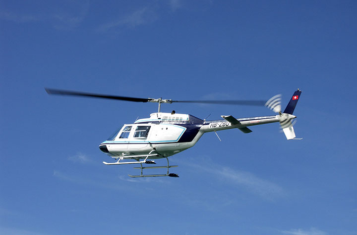 helikopter dropping is een unieke activiteit waardoor je de prachtige omgeving van de belgische ardennen vanuit de lucht en te voet kan bewonderen