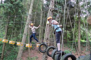 high rope parcours is een klimactiviteit tussen de 6 en 18 meter hoogte in de bomen met ziplines en verschillende touwbruggen