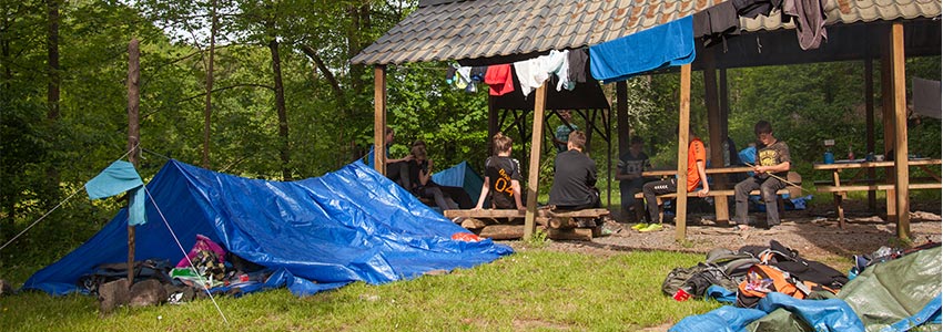 Bivakkeren met een overkapping en kampvuurplek om je eigen accommodatie te maken