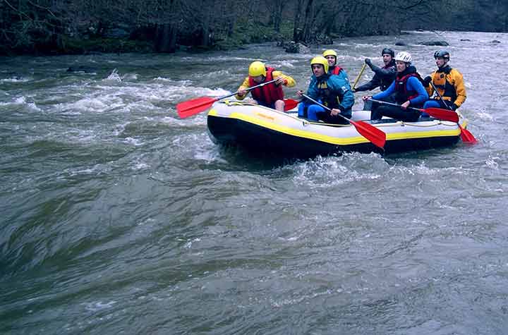 raften op de ambleve in de belgische ardennen als leuk en sportief teamuitje