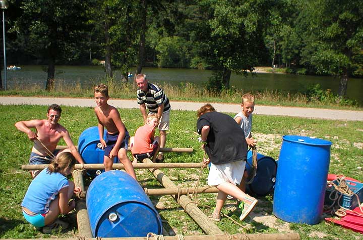 Vlotbouwen en varen als echte teambuilding activiteit in de Belgische Ardennen