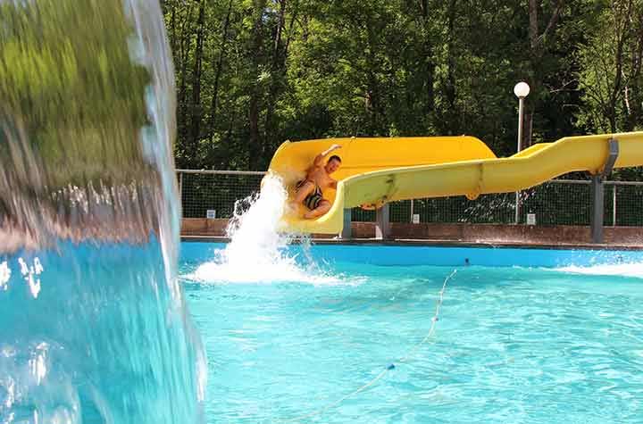 Op de hoofdlocatie is er een zwembad om af te koelen na je outdoor activiteit op camping polleur