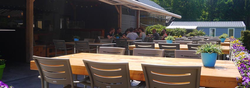 Op campingpolleur in de Belgische Ardennen kun je heerlijk een hapje eten of wat drinken bij het restaurant bistro op het terras