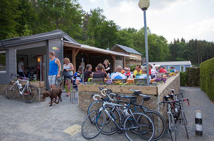 Bij de horeca gelegenheid kun je een hapje en drankje doen na je outdoor activiteit op het terras van camping polleur